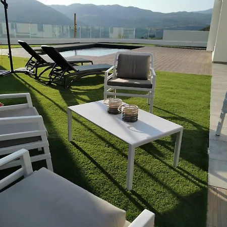 Villa Maximos Luxury With Pool -breakbooking-cy *