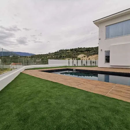 Maximos Luxury With Pool -breakbooking-cy