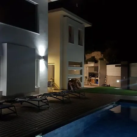 Villa Maximos Luxury With Pool -breakbooking-cy Limassol
