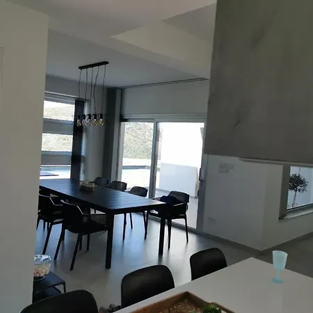 Villa Maximos Luxury With Pool -breakbooking-cy