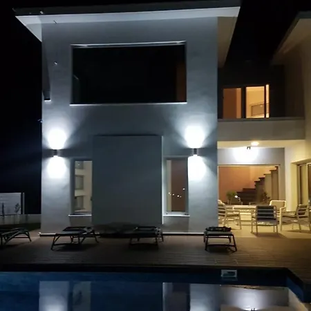 Villa Maximos Luxury With Pool -breakbooking-cy *